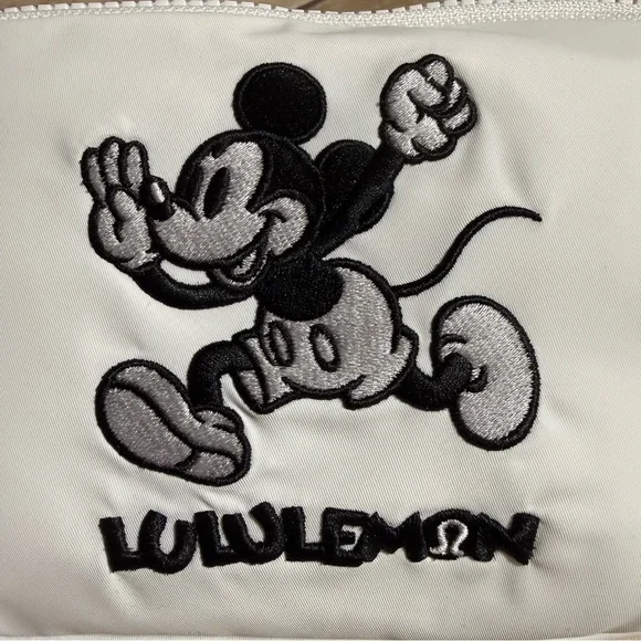 Disney x lululemon LIMITED EDITION White Mickey Everywhere Belt Bag - Picture 10 of 12